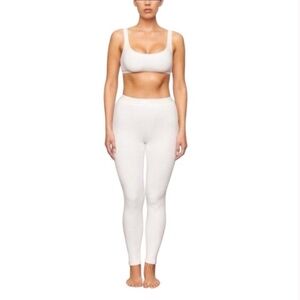 SKIMS SET white High-Rise Leggings & matching sports bra